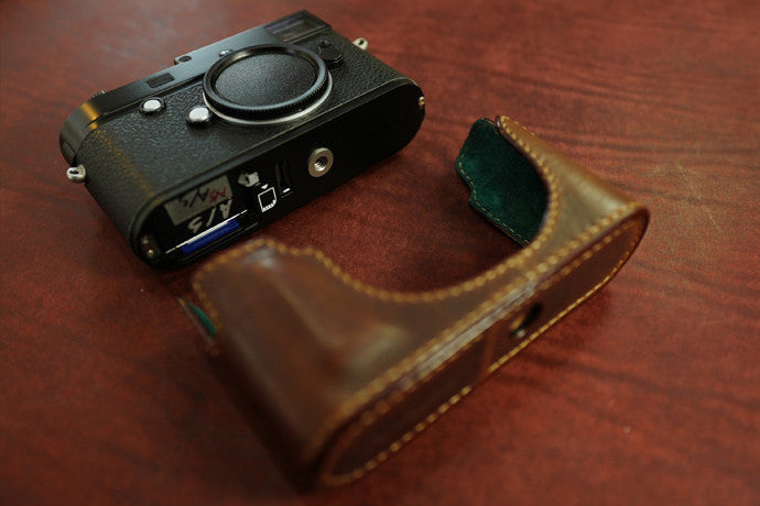 Media funda Arte di Mano para Leica M10 con puerta de acceso a la batería - Negro Minerva con costuras negras