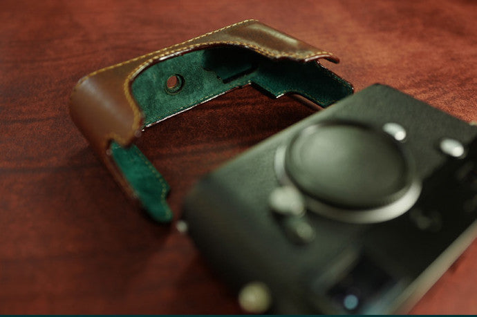 Media funda Arte di Mano para Leica M10 con puerta de acceso a la batería - Rally Volpe