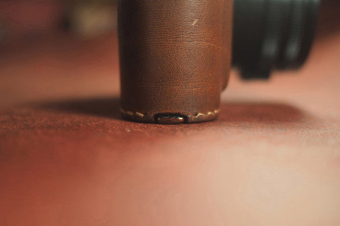 Media funda Arte di Mano para Leica M10 con puerta de acceso a la batería - Negro Minerva con costuras negras