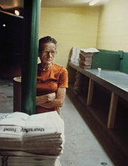 Nathan Benn - Grabado de edición limitada - El trabajador a tiempo parcial E. M. Souder, de 72 años, espera periódicos en la planta de St. Pete Times, a las 3 a. m., St. Petersburg, 1981